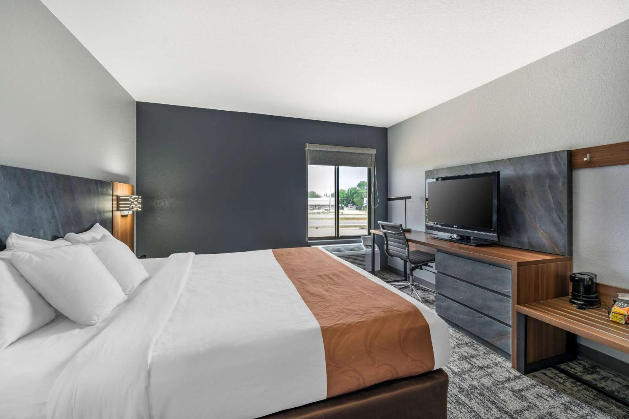 Quality Inn & Suites Manhattan Exterior foto