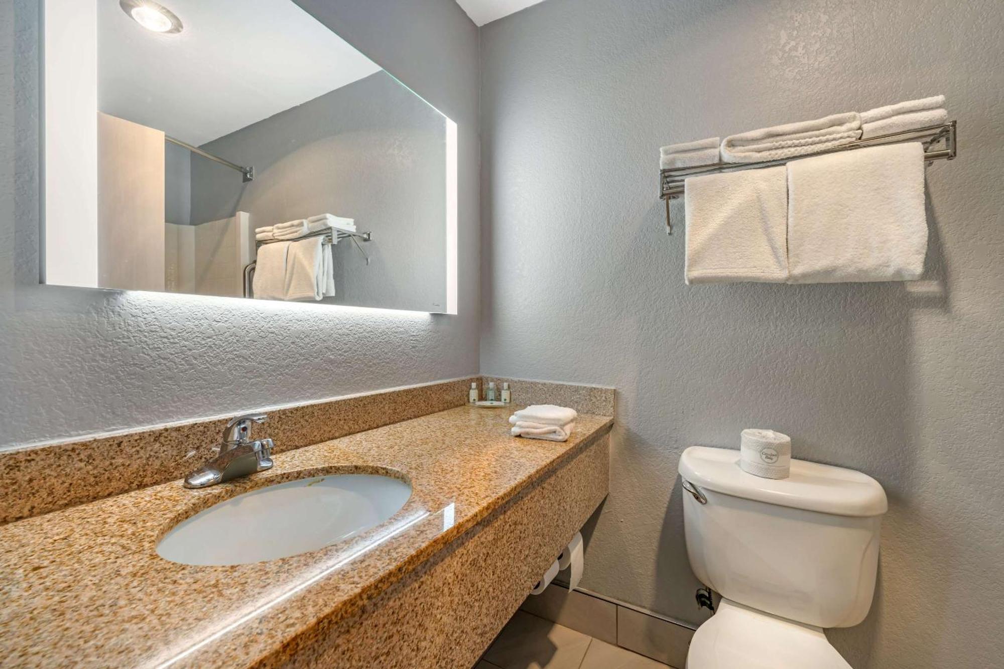 Quality Inn & Suites Manhattan Exterior foto