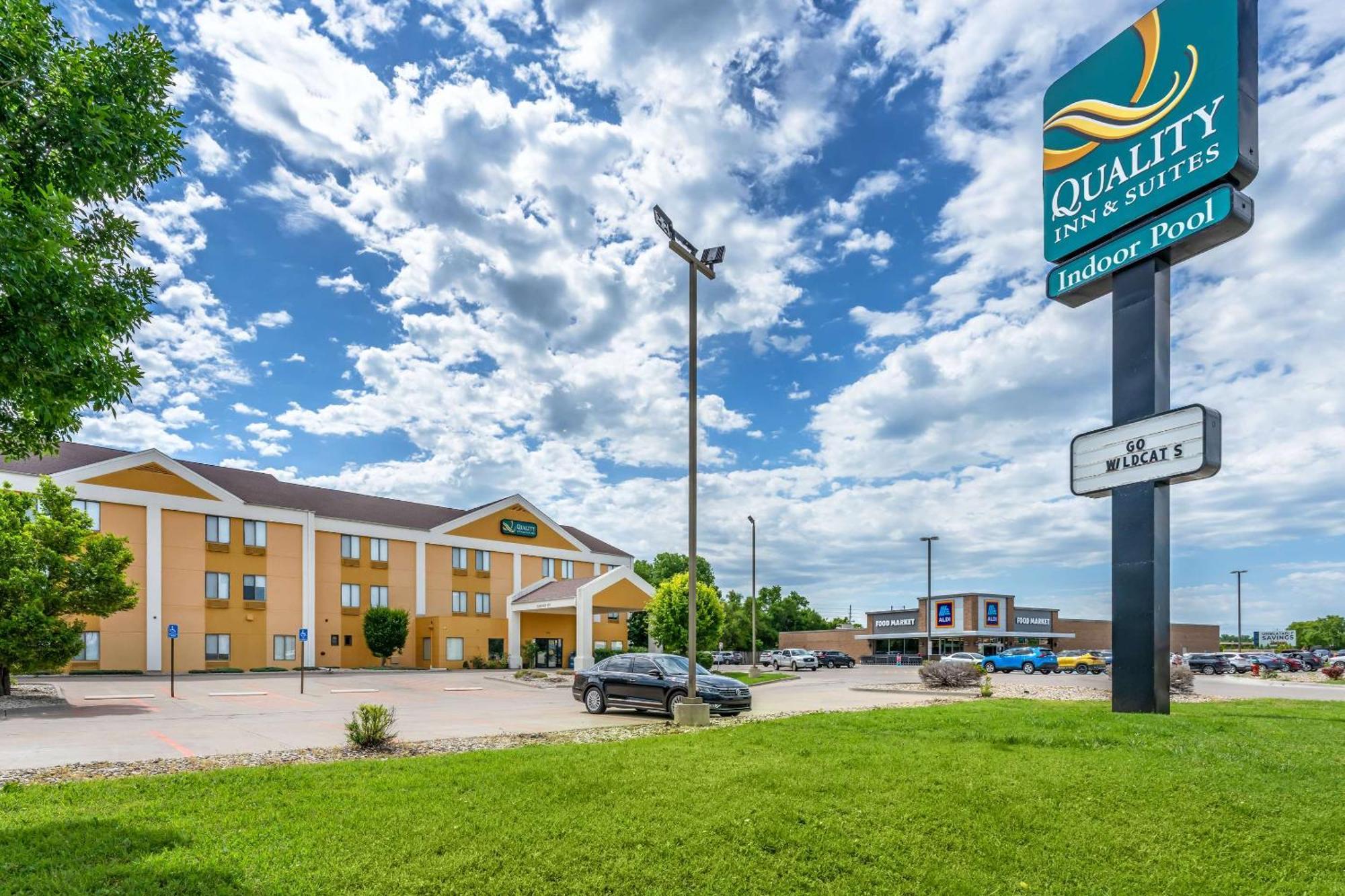 Quality Inn & Suites Manhattan Exterior foto