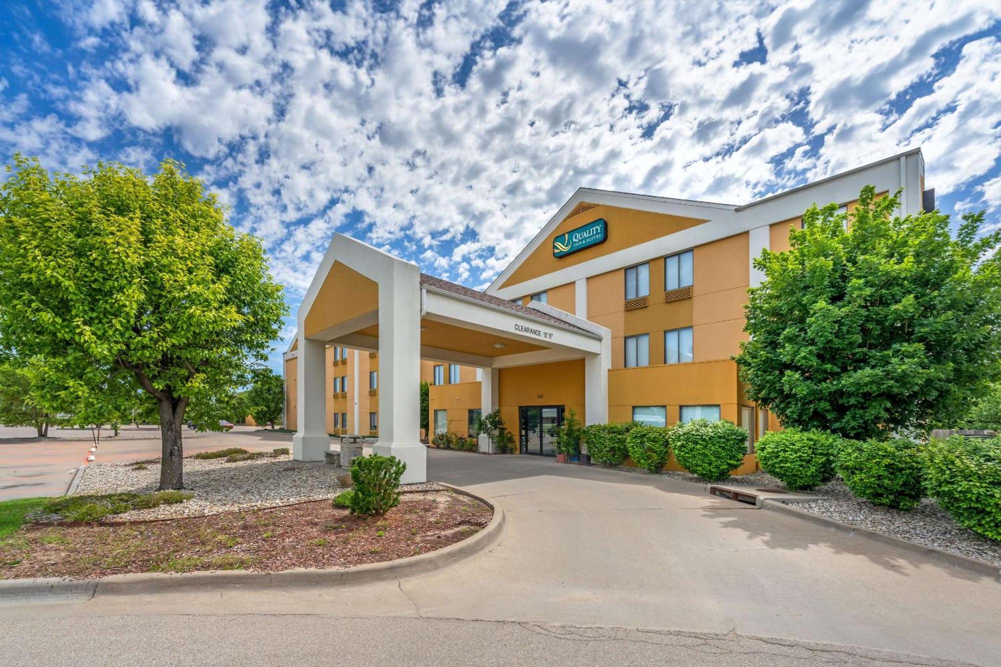 Quality Inn & Suites Manhattan Exterior foto